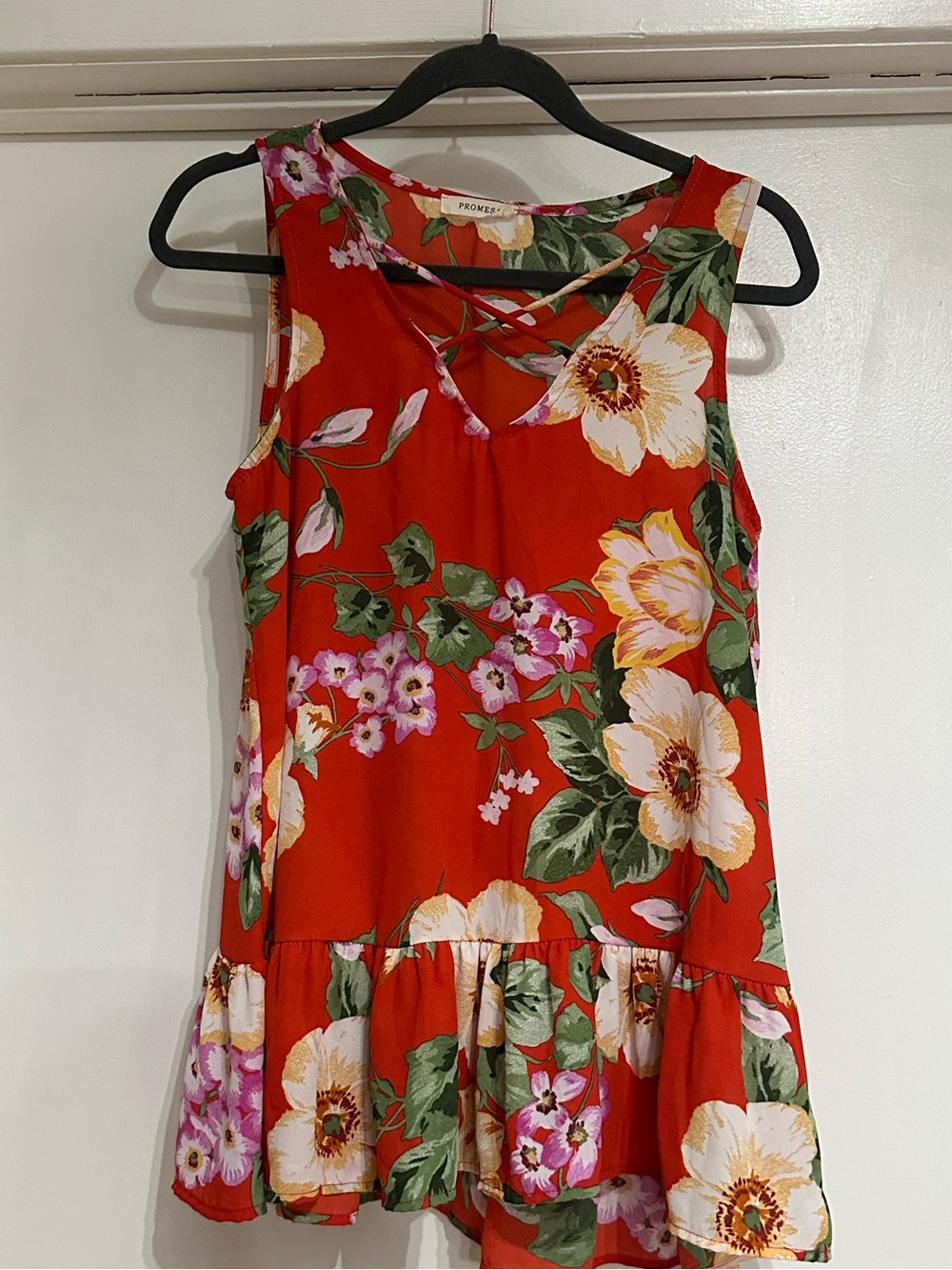 Promesa Red Floral Sleeveless Tank Top with Crisscross Neck size: small